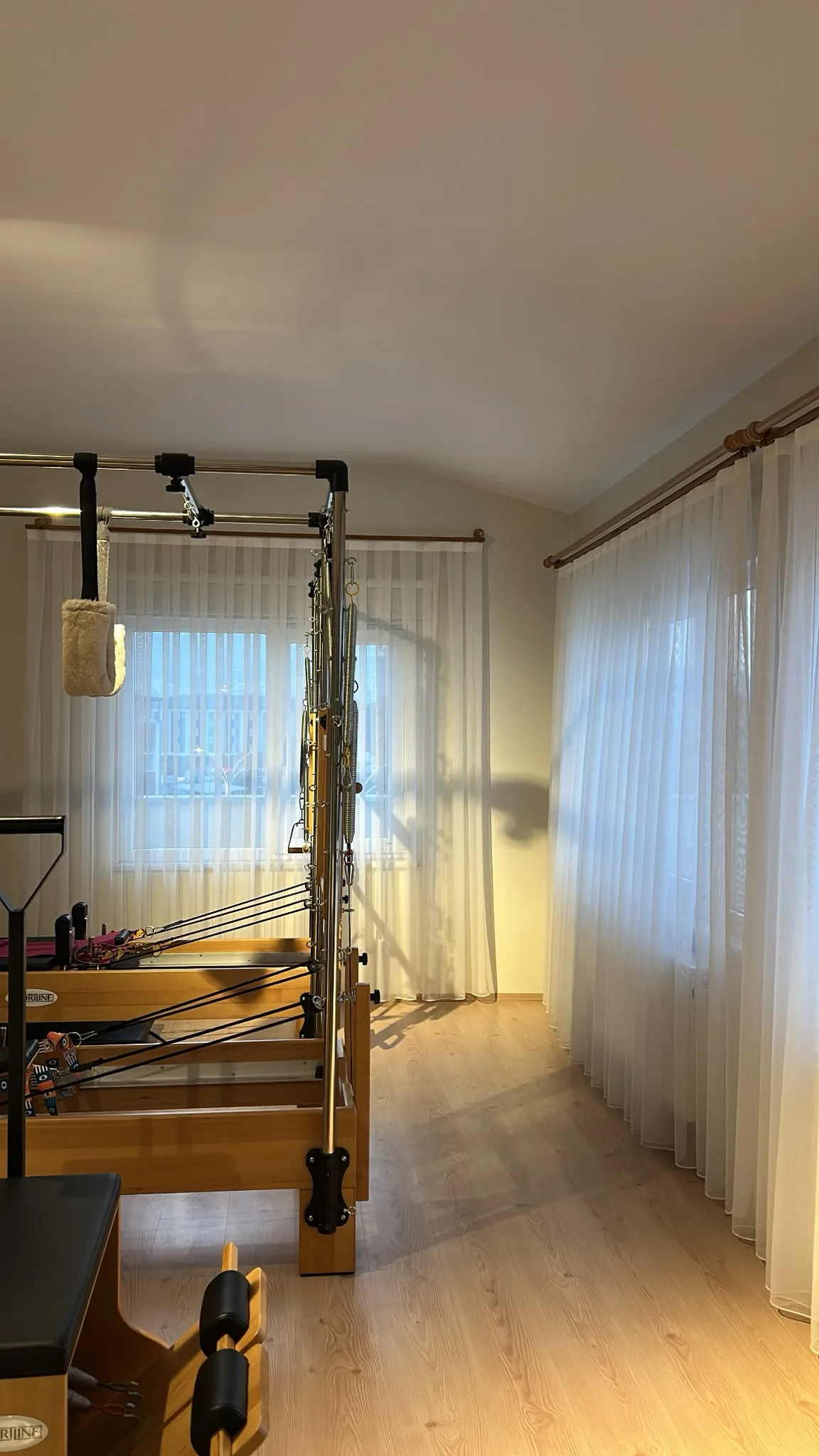 Chia Pilates stüdyosu, gün ışığında reformer aletleri